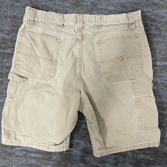 Excellent used condition men’s 36 regular carpenter khaki wrangler shorts - Picture 4 of 5